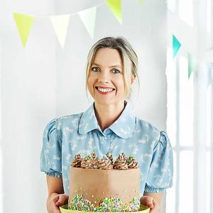 Juliet sear with a cake